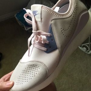 NIKES! must have; great condition🌼